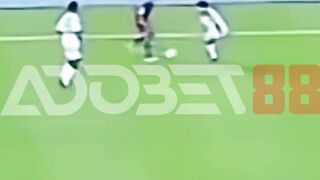 Adobet88 | Aksi Pesepak Bola Di Atas Rumput Hijau 20