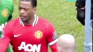 pada 11 Februari 2012 sebelum pertandingan Manchester United melawan Liverpool di Old Trafford.