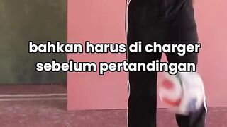 Zaman sekarang bukan cuma HP yang harus di-charge, bola sepak juga!
