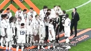 ontoh Pemain Senior Terbaik: Aksi Mengharukan Emi Martinez Hargai Juniornya