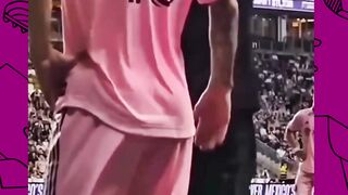 Kira-kira Messi bakal tetap aman gak ya tanpa pengawalan ketat di lapangan?