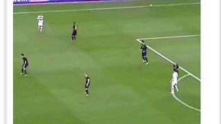 Siapa yang pertama kali terlintas di pikiran kalian kalau ngomongin “momen paling dingin dalam sejarah sepak bola”? ????????