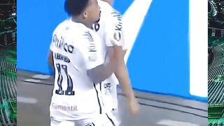 Bukan Neymar atau Ronaldinho, idola bocah Brasil yang satu ini adalah Cristiano Ronaldo! ????