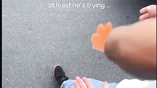 Gelap banget ni orang
