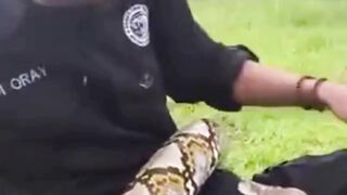 ga pernah sebelumnya liat ular gigit titit