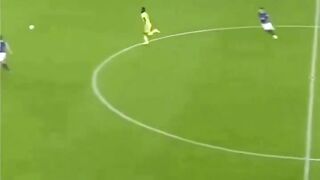Kalau ngomongin striker yang bikin bek lawan capek fisik dan emosi, nama Diego Costa wajib masuk daftar