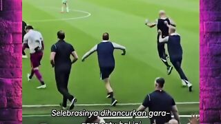 Satu sisi angkat trofi, di sisi lain patah hati! ????????