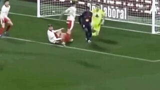 Joan Garcia telah membangun reputasi sebagai penjaga gol yang sangat baik 2