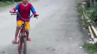 Si adek naik sepeda tanpa rem