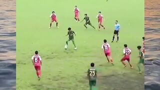 Di saat gawang sudah kosong melompong