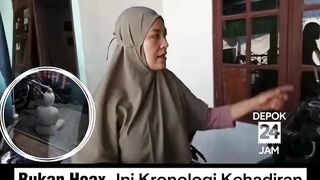 Warga Depok dibuat resah dengan aksi misterius sosok menyerupai pocong yang masuk hingga ke teras rumah warga pada dini har