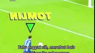 aturan sepak bola yang sering bikin salah paham: Merebut bola dari kiper! ????