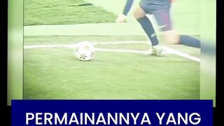 Iniesta dijuluki El Ilusionista karena permainannya yang tampak sederhana namun mustahil untuk ditiru