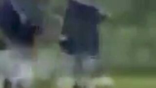 "Definisi melengkung yang sesungguhnya. Bola mengarah ke luar lapangan, lalu berbelok tajam ke dalam gawang. Gila! ????⚽"