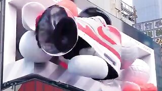 the future of 3D advertising.Nike's metamorphic LED display in Tokyo