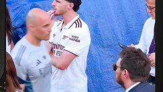 Declan Rice terlihat sangat terpuku