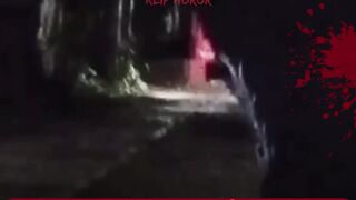 Geger! Sosok Putih Terekam di Pos Ronda Tengah Malam, Pocong Asli?