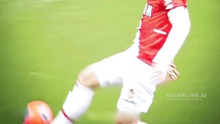 Berbatov mencetak gol dengan santai, seolah-olah dia cuma sedang main-main di halaman rumahnya. 2