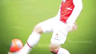 Berbatov mencetak gol dengan santai, seolah-olah dia cuma sedang main-main di halaman rumahnya. 3