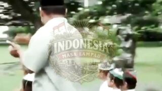Senyum dan tawa kecil mewarnai momen Presiden Soekarno bermain bersama anak-anak TK di tahun 1966an