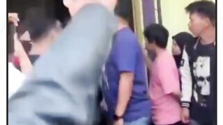 Perempuan Diduga Pelakor Mengamuk di Rumah Istri Sah Karena Cemburu