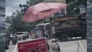 Gerobaknya bingung hidup, muter-muter di situ aja ???????? #GerobakGalau #MuterTerus #KomediReceh