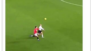 Menurut kalian, siapa yang pertama kali membuat perdebatan Ronaldo vs Messi menjadi sebesar ini? Media, fans, atau sepak bola itu sendiri? ????????
