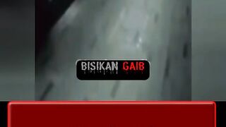 merinding sesosok cewek jalan melayang
