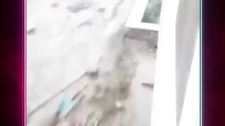 Banjir bandang menyapu puing-puing dan kendaraan kemarin