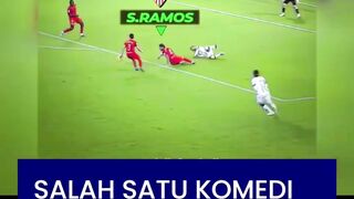 Ramos memprotes keras dan mendesak wasit untuk memeriksa VAR