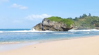 Pantai sepanjang dengan paair putih