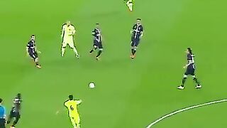 Just Xavi mastering the art of football