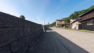 As I was walking down the street in front of the fishing port, a cat from the island seemed to be talking to me.