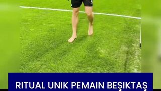 Oh Hyeon-gyu - memasuki lapangan tanpa alas kaki (nyeker)