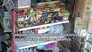 Kecil-Kecil Paham Susahnya Cari Cuan! Gemasnya Aksi Balita Bantu Ibu Susun Botol Air Mineral dengan Rapi