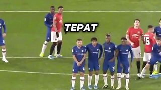Alasan Rahasia Kenapa Kiper Gak Pernah Berdiri di Tengah Saat Tendangan Bebas!