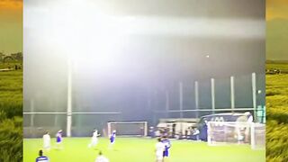 ???? Saat keberuntungan dan momen sempurna bertemu...  #Football #SepakBola #AmazingGoal #FootballHighlights #GolViral