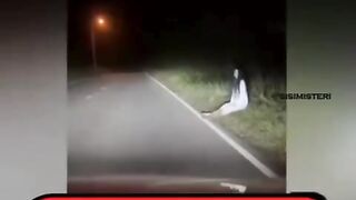 kuntilanak duduk di jalan