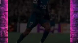 Nendang penalti bisa gonta-ganti kaki sesuka hati !
