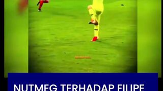 Pada menit ke-21, Messi melompat untuk mengontrol bola liar dengan kepalanya