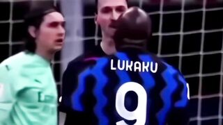 Duel antara Zlatan Ibrahimovic dan Romelu Lukaku yang terjadi dalam laga Derbi Milan