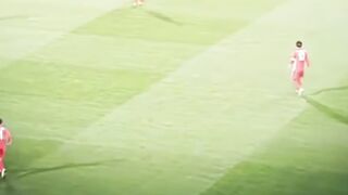 Bagaimana Maicon bisa membelokkan bola dari sudut seperti itu? Sampai sekarang rasanya masih tidak masuk akal.