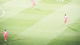 Bagaimana Maicon bisa membelokkan bola dari sudut seperti itu? Sampai sekarang rasanya masih tidak masuk akal. 2