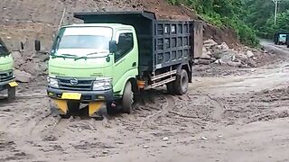 KOBELCO SK200 Excavator Carries Out Road Widening Work Through Soil Excavation for Expansion of Operational Access