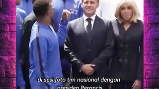 Ketika petugas keamanan mendadak jadi 'bintang tamu' di foto resmi Timnas Prancis! ????
