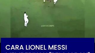Messi melakukan gerakan tipu yang sangat lincah untuk melewati Drenthe