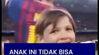 Messi yang menyadari hal itu hanya tersenyum kecil ke arah anak tersebut