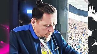 Siapa nih yang mau digaji 700 Juta setahun cuma buat teriak-teriak di stadion? ????????