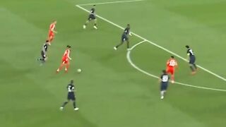 PSG kasih 1 meter ruang, Olise kasih hukuman. ????‍????✨