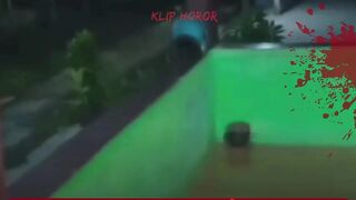 Pria Ini Malah Rekam Sosok Putih Berdiri Misterius di Rumah Tetangga!